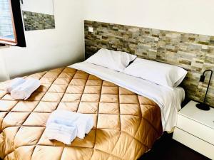 Un dormitorio con una cama grande con toallas. en B&B Villa Ermanna, en Mantua