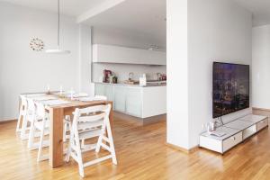 een keuken en eetkamer met een tafel en stoelen bij Ferienwohnung Strandmuschel in Flensburg, Sonwik in Flensburg