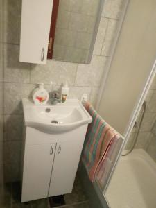 ein Badezimmer mit einem weißen Waschbecken und einer Badewanne in der Unterkunft Apartman Tamara in Sumartin + 37 Fotos