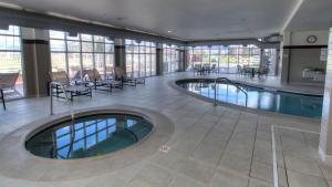 Poolen vid eller i närheten av Holiday Inn Boise Airport, an IHG Hotel