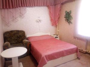Una cama o camas en una habitación de dom on Terskaya