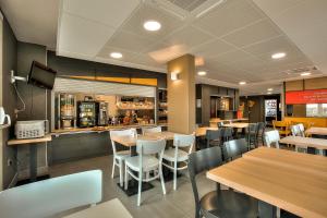 A restaurant or other place to eat at B&B HOTEL Antibes Sophia Antipolis