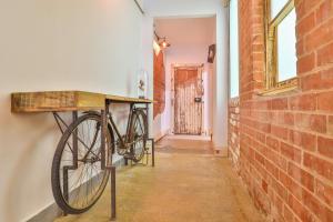 ein Fahrrad hängt an einer Wand neben einer Ziegelmauer in der Unterkunft Indulge Apartments - Eighth in Mildura