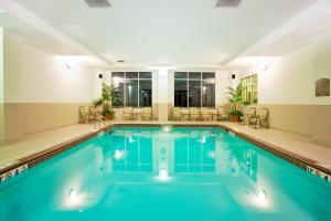 The swimming pool at or close to Holiday Inn Battle Creek, an IHG Hotel