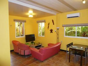 Televízia a/alebo spoločenská miestnosť v ubytovaní Kekemba Apartments Paramaribo