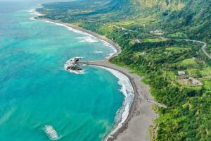 - une vue aérienne sur une plage à côté de l'océan dans l'établissement Jacaranda House, à Donghe