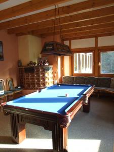 a pool table in the middle of a living room at Hotel Forsthaus in Volkesfeld