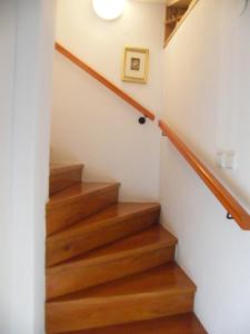 普萊曼圖拉的住宿－Apartment Mamut，房屋内带木楼梯的楼梯