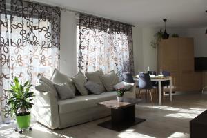 - un salon avec un canapé et une table dans l'établissement LEO Apartment FREE PARKING - Augusta, à Bratislava
