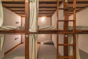 Tempat tidur susun dalam kamar di Wonderloft Hostel Jogja