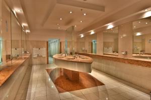 
a bathroom with two sinks and a large mirror at Holiday Inn Cordoba, an IHG Hotel in Córdoba
