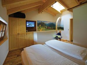 Un pat sau paturi într-o cameră la Gasthof Zacherlbräu