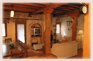 ein Wohnzimmer mit einem Sofa und einem Esszimmer in der Unterkunft Casa Rural la Ribera in Cabezuela