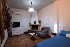 una camera con letto, sedia e camino di Sweet Home a Volos