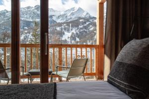 Vista generica sulle montagne o vista sulle montagne dall'interno dell'hotel