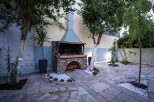un camino in mattoni in un cortile con alberi di Sweet Home a Volos