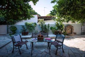 un patio con tavolo, 2 sedie e tavolo di Sweet Home a Volos
