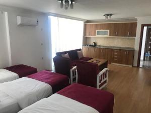 um quarto de hotel com duas camas e uma cozinha em Olbia Residence Hotel em Antalya