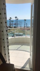 balcón con vistas a la playa y al océano en Olbia Residence Hotel en Antalya