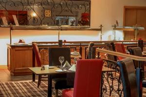 un restaurante con mesas, sillas y una barra en Best Western Plus Bentley Hotel, Leisure Club & Spa, en Lincoln