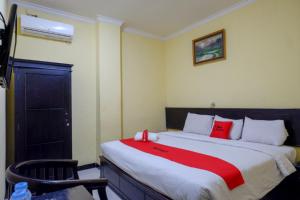 Ліжко або ліжка в номері RedDoorz near Citraland Waterpark Kendari