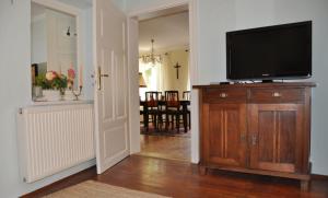 Telewizja i/lub zestaw kina domowego w obiekcie Das Pernerhaus