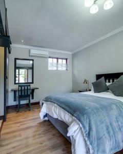 Un pat sau paturi într-o cameră la The Nightingale Guesthouse