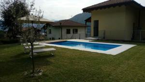 Swimmingpoolen hos eller tæt på Magic Garden with Jacuzzi-Pool and Luxury Lake Como view