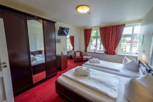 Postel nebo postele na pokoji v ubytování Hotel Hafen Hitzacker - Elbe