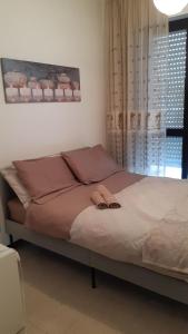 una cama con dos chanclas en un dormitorio en VILLETTA DI CHARME IN CENTRO CITTA', en Lanciano