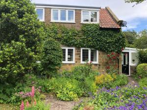 una casa con un ramo de flores delante de ella en Scalby Grove Cottage, en Scarborough