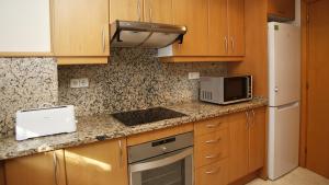 Kuchyň nebo kuchyňský kout v ubytování AT067 A pocos metros de la playa, muy bien equipado y con piscina