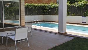 Bazén v ubytování AT067 A pocos metros de la playa, muy bien equipado y con piscina nebo v jeho okolí