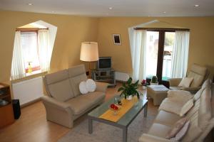 uma sala de estar com um sofá e uma mesa em Ferienwohungen Ingrid Gevers em Schneverdingen