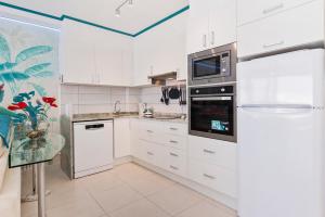 Kuchnia lub aneks kuchenny w obiekcie First line sea, luxury penthouse, sea and sunset view Vivenda Vacational Guayero 618
