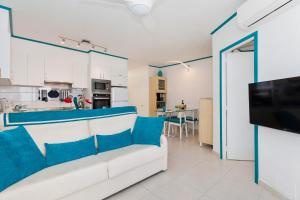 Kuchnia lub aneks kuchenny w obiekcie First line sea, luxury penthouse, sea and sunset view Vivenda Vacational Guayero 618
