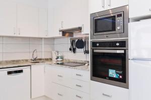Kuchnia lub aneks kuchenny w obiekcie First line sea, luxury penthouse, sea and sunset view Vivenda Vacational Guayero 618