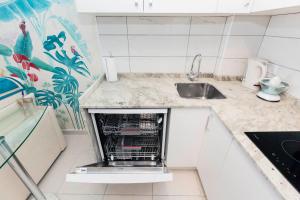 Kuchnia lub aneks kuchenny w obiekcie First line sea, luxury penthouse, sea and sunset view Vivenda Vacational Guayero 618