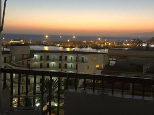 Balkon lub taras w obiekcie First line sea, luxury penthouse, sea and sunset view Vivenda Vacational Guayero 618