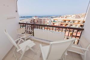 Balkon lub taras w obiekcie First line sea, luxury penthouse, sea and sunset view Vivenda Vacational Guayero 618