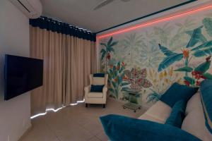 Telewizja i/lub zestaw kina domowego w obiekcie First line sea, luxury penthouse, sea and sunset view Vivenda Vacational Guayero 618