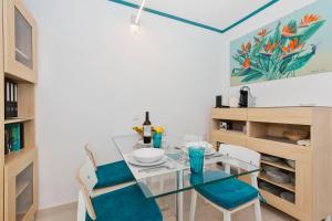 Część wypoczynkowa w obiekcie First line sea, luxury penthouse, sea and sunset view Vivenda Vacational Guayero 618