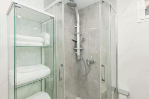 łazienka z prysznicem i szklanymi drzwiami w obiekcie First line sea, luxury penthouse, sea and sunset view Vivenda Vacational Guayero 618 w mieście Los Cristianos