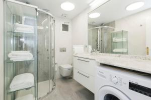 łazienka z prysznicem, toaletą i umywalką w obiekcie First line sea, luxury penthouse, sea and sunset view Vivenda Vacational Guayero 618 w mieście Los Cristianos +37 zdjęć