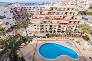 widok z lotu ptaka na hotel z basenem w obiekcie First line sea, luxury penthouse, sea and sunset view Vivenda Vacational Guayero 618 w mieście Los Cristianos