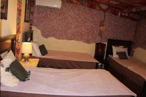 Letto o letti in una camera di Pyramids Overlook Inn