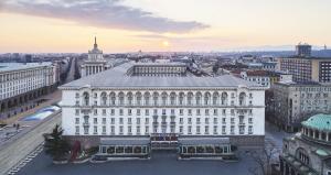 z góry widok na duży budynek w mieście w obiekcie Sofia Balkan Palace w mieście Sofia