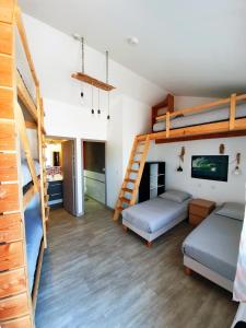 ビスカロッス・プラージュにあるLa Maison Biscaのベッドルーム1室(二段ベッド2台、階段付)