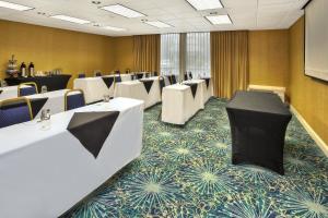 una sala de conferencias con mesas y sillas blancas en Holiday Inn Akron-West, an IHG Hotel, en Montrose