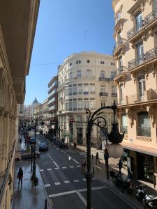 una calle de la ciudad con edificios y un semáforo en Star Home, en Valencia